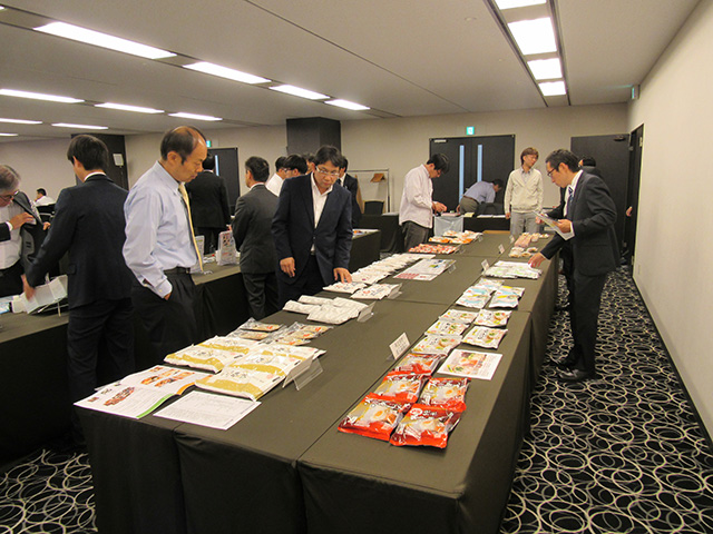 写真③＝日本米粉協会会員企業10社の協力を得て展示された米粉製品サンプル（大阪会場）